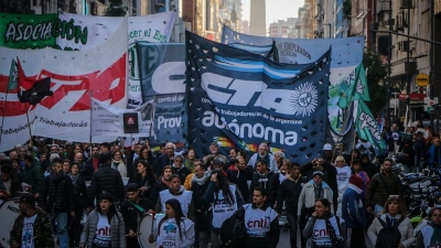 Organizaciones sociales marchan en el Obelisco en reclamo de un "bono solidario y de emergencia"