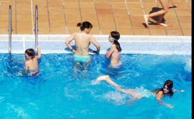 España: El Govern reafirma el derecho a hacer topless en piscinas comunitarias