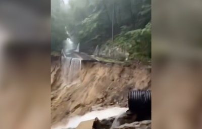 Colapsó una ruta en Nueva York por las fuertes lluvias: el tremendo video