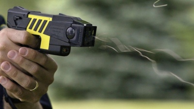 Pistolas Taser: rechazan la posibilidad de que la Policía de la Ciudad las use en los subtes