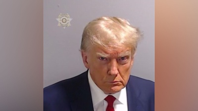 Histórica foto: Donald Trump se entregó en la cárcel, aunque quedó libre bajo fianza