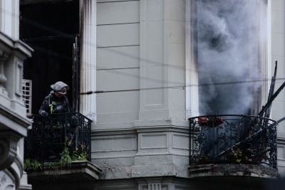 Incendio en Monserrat: Peligra la vida de la mujer que se escapó por el balcón