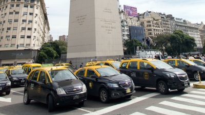 Aumentarán un 25% las tarifas de los taxis y remises