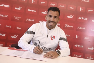 Es oficial: Carlos Tevez firmó su contrato por un año como DT de Independiente