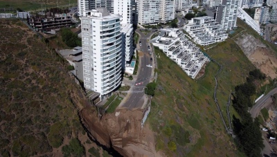 Chile: evacuaron un edificio en las dunas de Concón por un socavón enorme