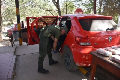 Tenía más de 24 kilos de cocaína ocultos en el tanque de nafta del auto: lo detuvieron