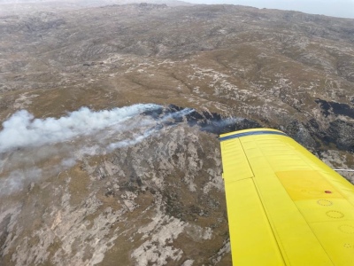 Bomberos combaten dos incendios forestales en las zonas serranas de Córdoba