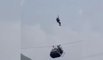 Siete niños y un hombre fueron rescatados tras quedar atrapados en un teleférico en Pakistan