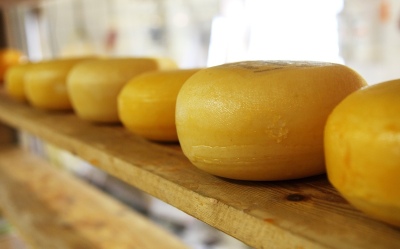 Tremendo: un hombre murió aplastado por 15 mil ruedas de queso en Italia