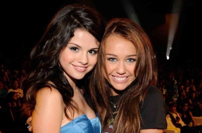 Miley Cyrus y Selena Gomez estrenan nuevos singles el mismo día