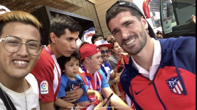 Se volvió viral por pedirle una foto a De Paul usando una remera de Tini: "Perdóname Rodrigo"