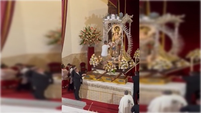 Confuso momento: Entró corriendo a una iglesia y dejó a su hijo en el altar