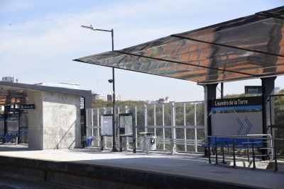 Un hombre en muletas manoseó a una mujer que esperaba el tren