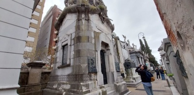 Una bóveda en el cementerio de Recoleta cuesta lo mismo que un departamento