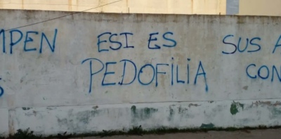 "ESI es pedofilia": 28 escuelas de La Plata fueron vandalizadas con mensajes en contra de la Educación Sexual Integral