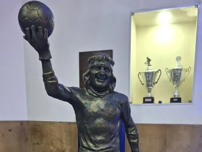 Boca inauguró la estatua al Loco Gatti