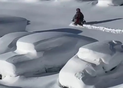 Las Leñas: en 8 horas cayó un metro de nieve y cubrió autos y casas