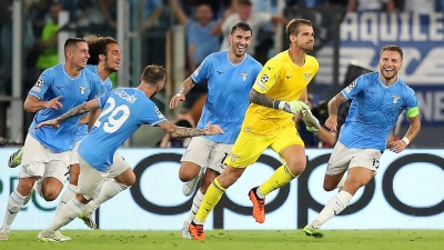 Video: con un gol increíble, el arquero de Lazio se lo empató al Atlético Madrid