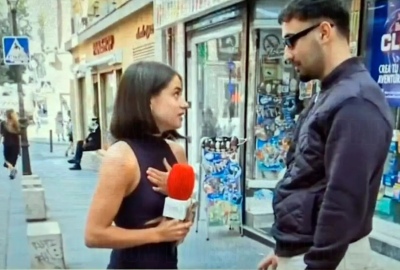 Una periodista española fue agredida sexualmente mientras hacía un móvil en vivo: el video