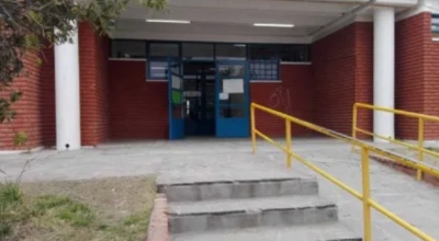 Un alumno le rompió la cabeza a fierrazos a un compañero