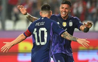 La Selección Argentina le ganó 2-0 a Perú en Lima y sigue con puntaje ideal