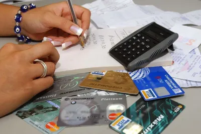 Aumentará el costo para refinanciar saldos en las tarjetas de crédito