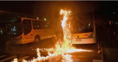 Parapoliciales incendiaron bondis en Río de Janeiro después de operacion policial