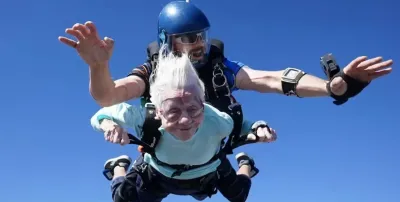 ¡Una mujer de 104 años se tiró en paracaídas!: el video