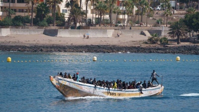 Más de 900 migrantes desembarcaron en las islas Canarias en España en las últimas 24 horas