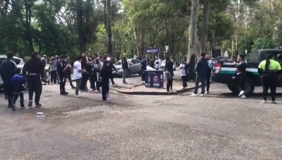 Hinchas de Gimnasia destrozaron un puesto de La Libertad Avanza: "El lobo no vota leones"