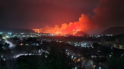 El viento Zonda intensificó los incendios en Mendoza