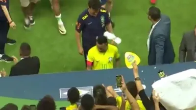 Le tiraron una bolsa de pochoclos a Neymar y explotó: “No vine de vacaciones”