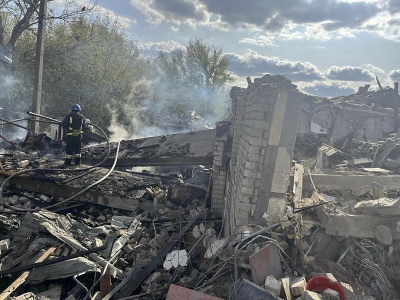 Rusia bombardeó un pueblo ucraniano y mató a casi 50 personas: fuertes imágenes