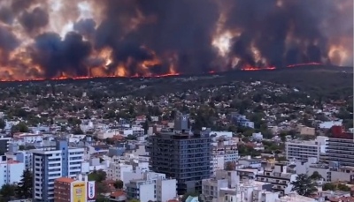 Incendio en Villa Carlos Paz: impactantes imágenes de una familia abandonando su casa