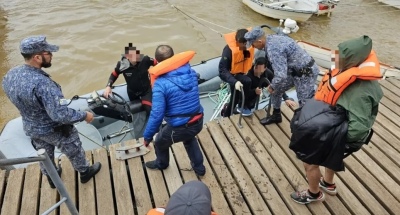 Rescataron a 12 argentinos que navegaban hacia Colonia