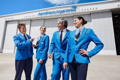 El video viral de Aerolíneas Argentinas presentando su nuevo uniforme: te lo mostramos!