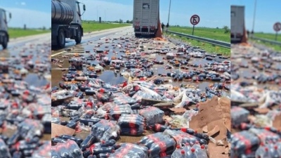 Un camión volcó toda su carga de Coca Colas: Mirá el video