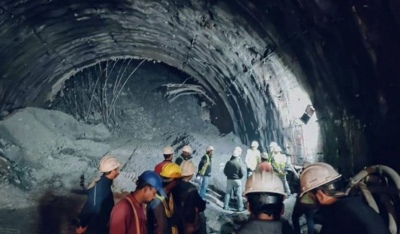 40 obreros quedaron atrapados en el derrumbe de un túnel en India