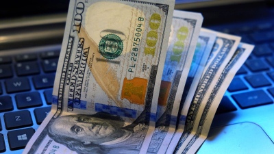 El dólar blue bajó otros $5 y cerró la semana a 920$
