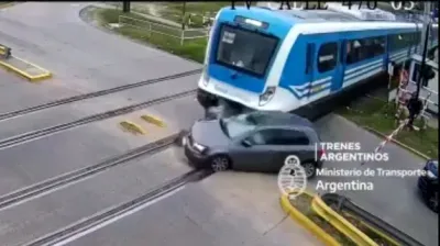 Cruzó las vías con la barrera baja, los chocó un tren y falleció una chica de 19 años: el video