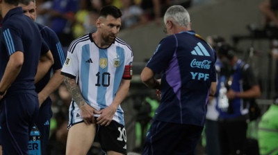 ¿Por qué salió Messi vs Brasil? ¿Está lesionado?