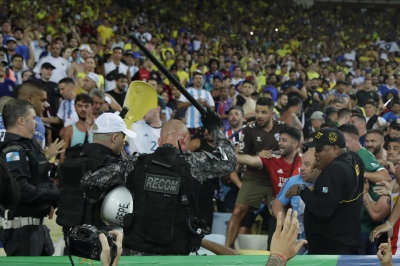 La salvaje represión de los policías brasileños a los hinchas argentinos en el Maracaná