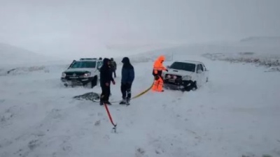 Neuquén: Gendarmes rescatan a dos familias y trabajadores varados por una tormenta de nieve