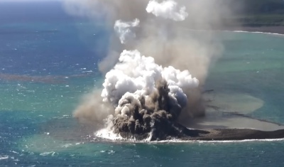 Video: La explosión de un volcán creó una nueva isla