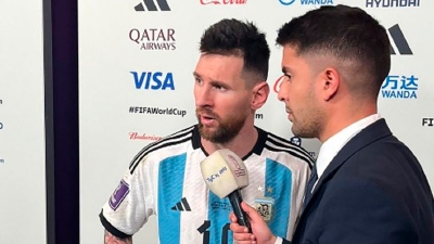 El tenso momento previo a la discusión entre  Messi y Weghorst