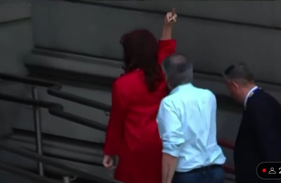 Cristina Kirchner responde con un "fuck you" a insultos en la entrada del Congreso