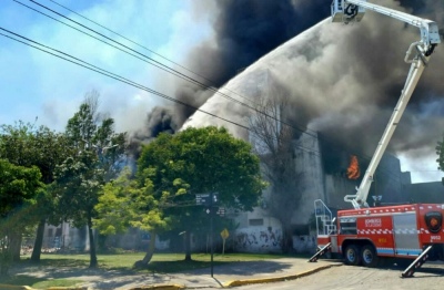 Trágico incendio en una fábrica de cartón en Nueva Pompeya