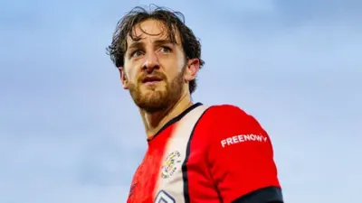 Preocupación en el fútbol: Tom Lockyer se desmayó en pleno partido de Luton y Bournemouth