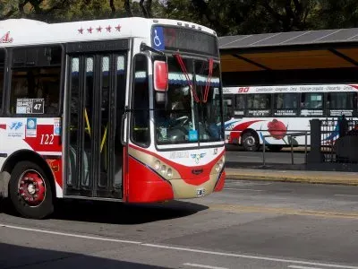 Reducen al 50% el servicio de colectivos en el AMBA