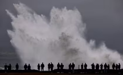 California golpeada por olas de hasta ocho metros